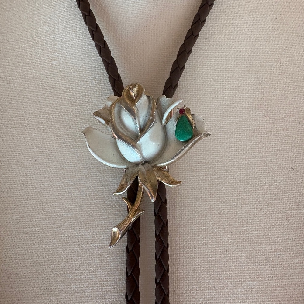 Vintage White Rose Bolo Tie with Green Jewel Accent - Picture 1 of 4